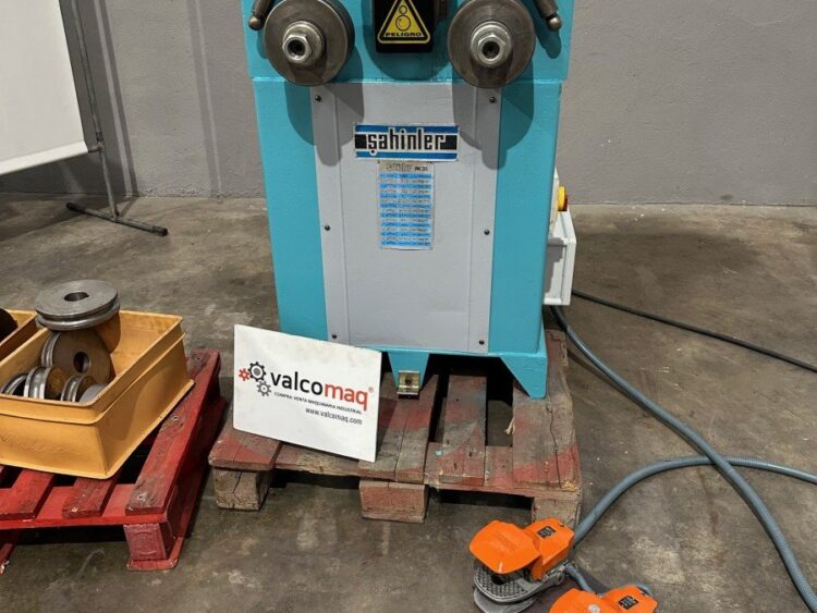 Alternative view of Máquina Curvadora motorizada de perfiles y tubos Sahinler PK-35 S