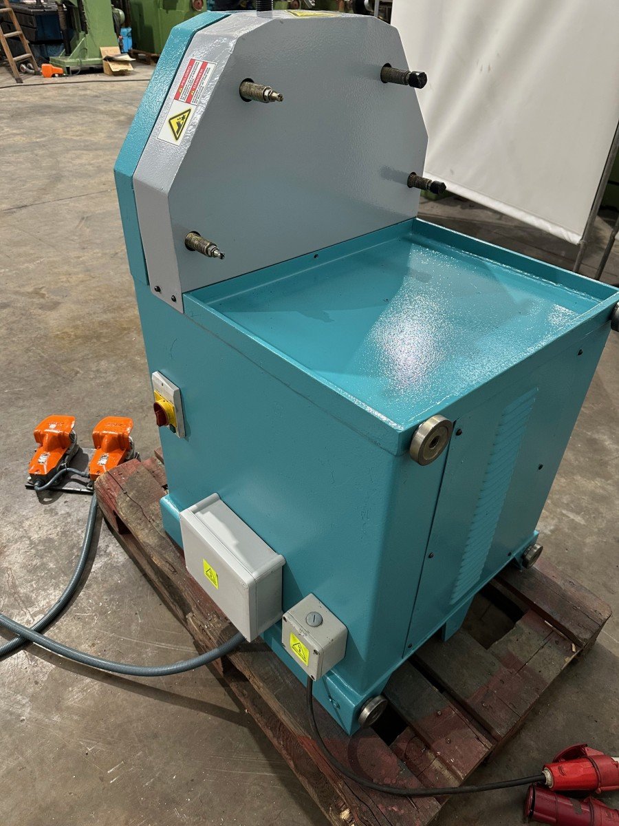 Máquina Curvadora motorizada de perfiles y tubos Sahinler PK-35 S - Imagen 9