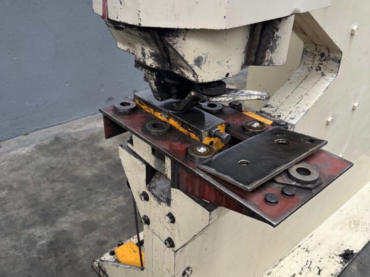 Alternative view of Geka Puma 150 Punching Machine 150 Tns