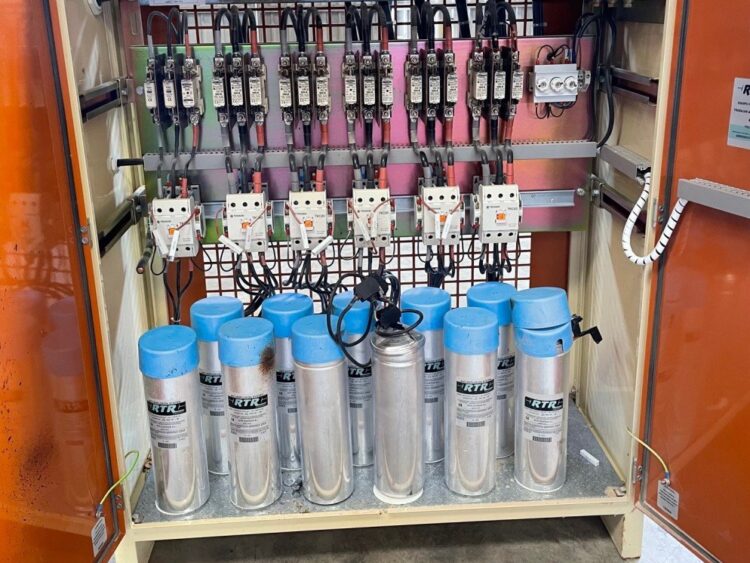 Alternative view of Cuadro Eléctrico de Baterías de Reactiva con Seccionador de 630 A