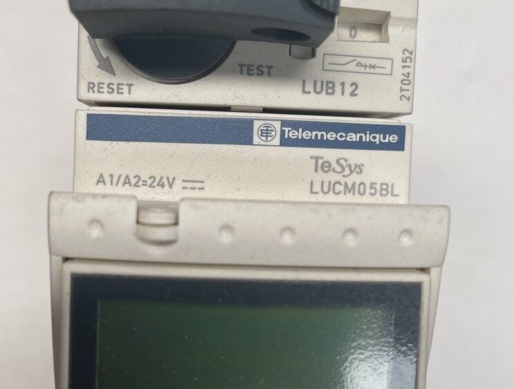 Alternative view of Arrancador Schneider TeSys LUB12 con Módulo LUCM05BL y Escala Digital