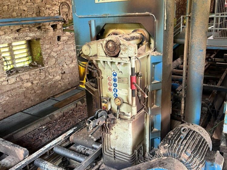 Alternative view of Conjunto de Carro–Charriot Jocar 30P900 con Sierra de Cinta Bicorte 1250/165 + Cabina Cerrada