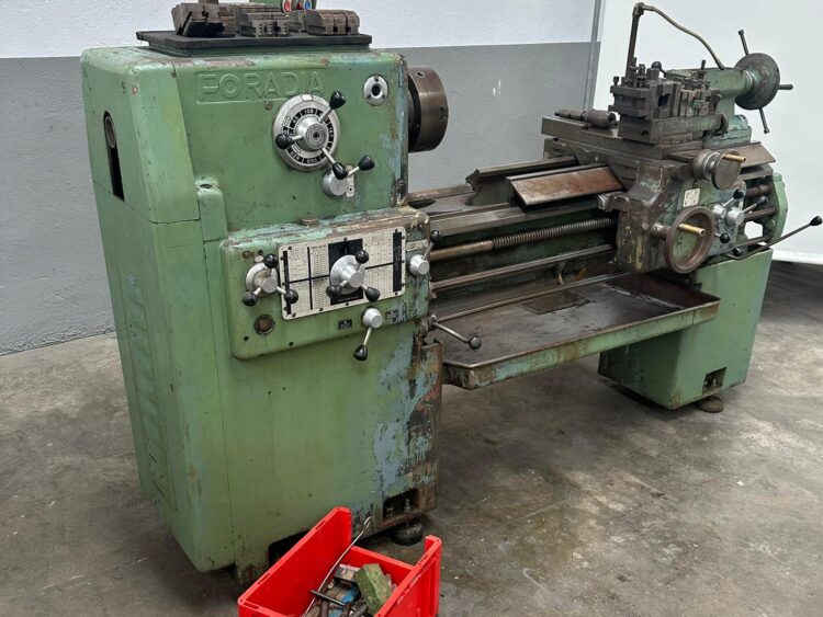 Alternative view of Foradia OM 180 Lathe with 1000 mm Between Centers and 12 Speeds