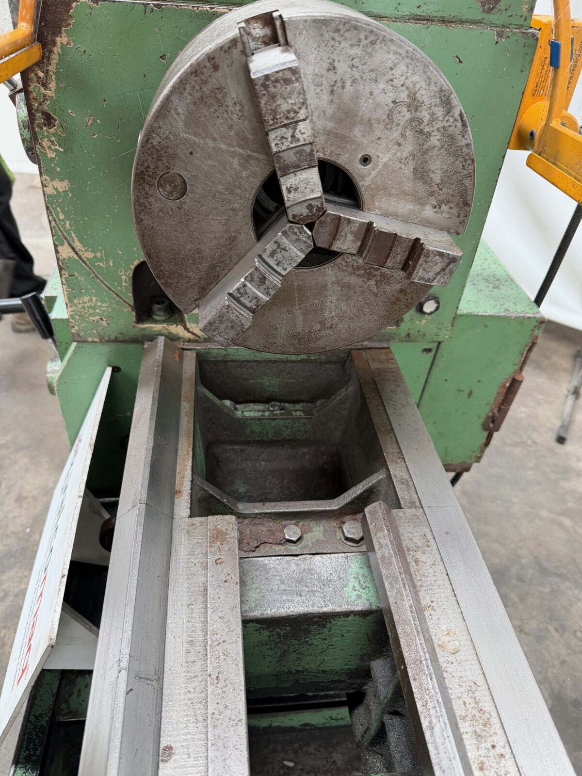 Torno Pinacho L1 225 × 1600 mm con Luneta y Torreta Rápida - VALCOMAQ