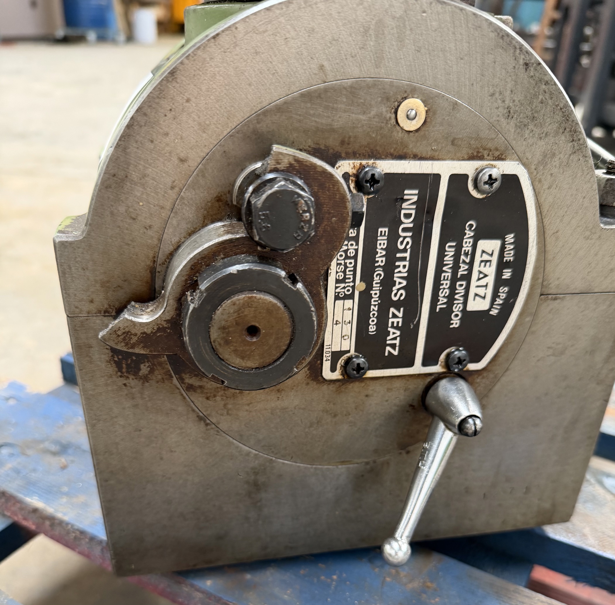 Zeatz Universal Dividing Head with Tailstock and 200 mm 3-Jaw Chuck - Image 3