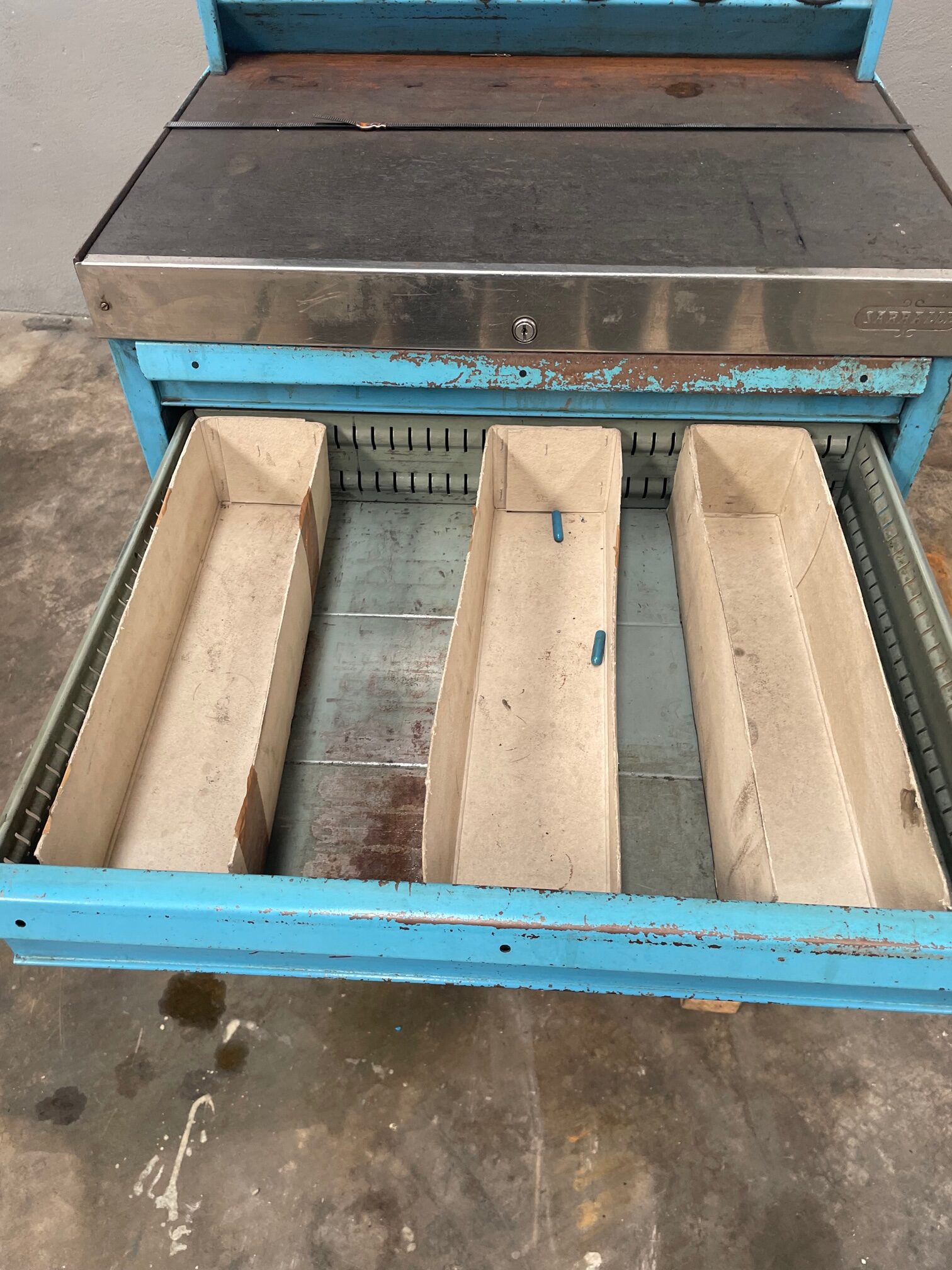 Sarralle Metal Cabinet for Milling Machine with 30 ISO 40 Tool Holders - Image 6