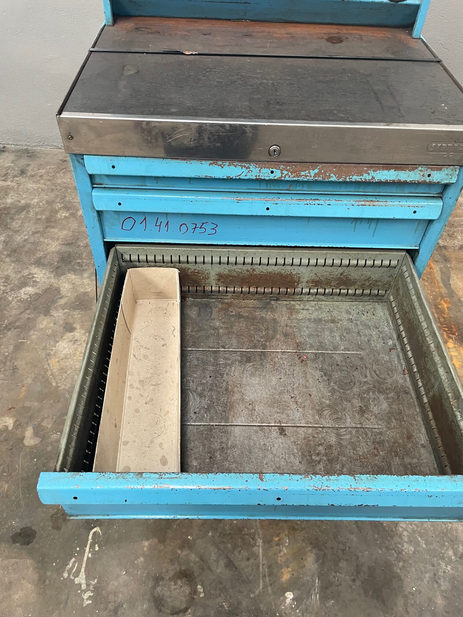 Sarralle Metal Cabinet for Milling Machine with 30 ISO 40 Tool Holders - Image 7
