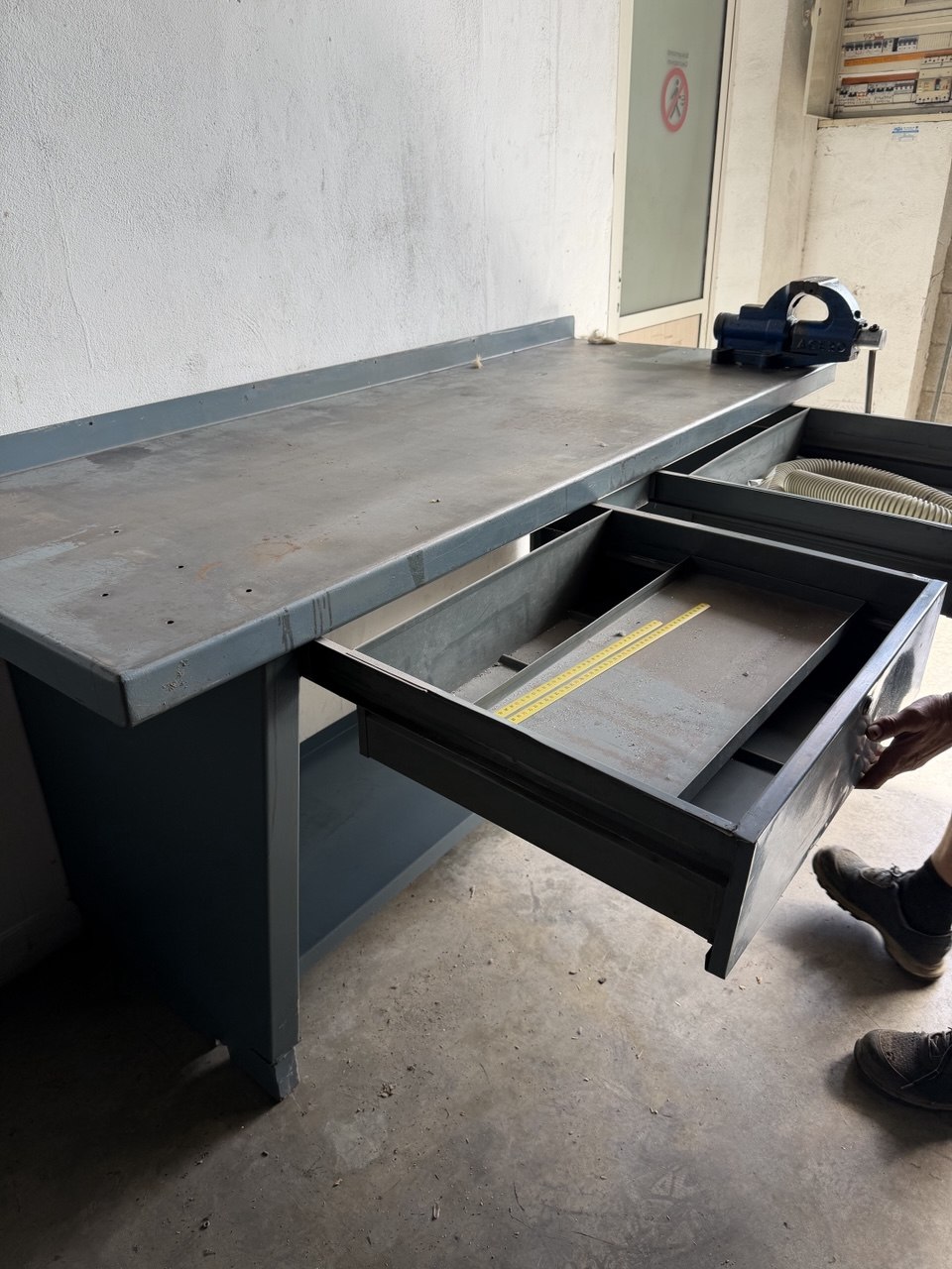 Heco Workbench 1990 mm with Two Drawers and Acesa Bench Vice - Image 3