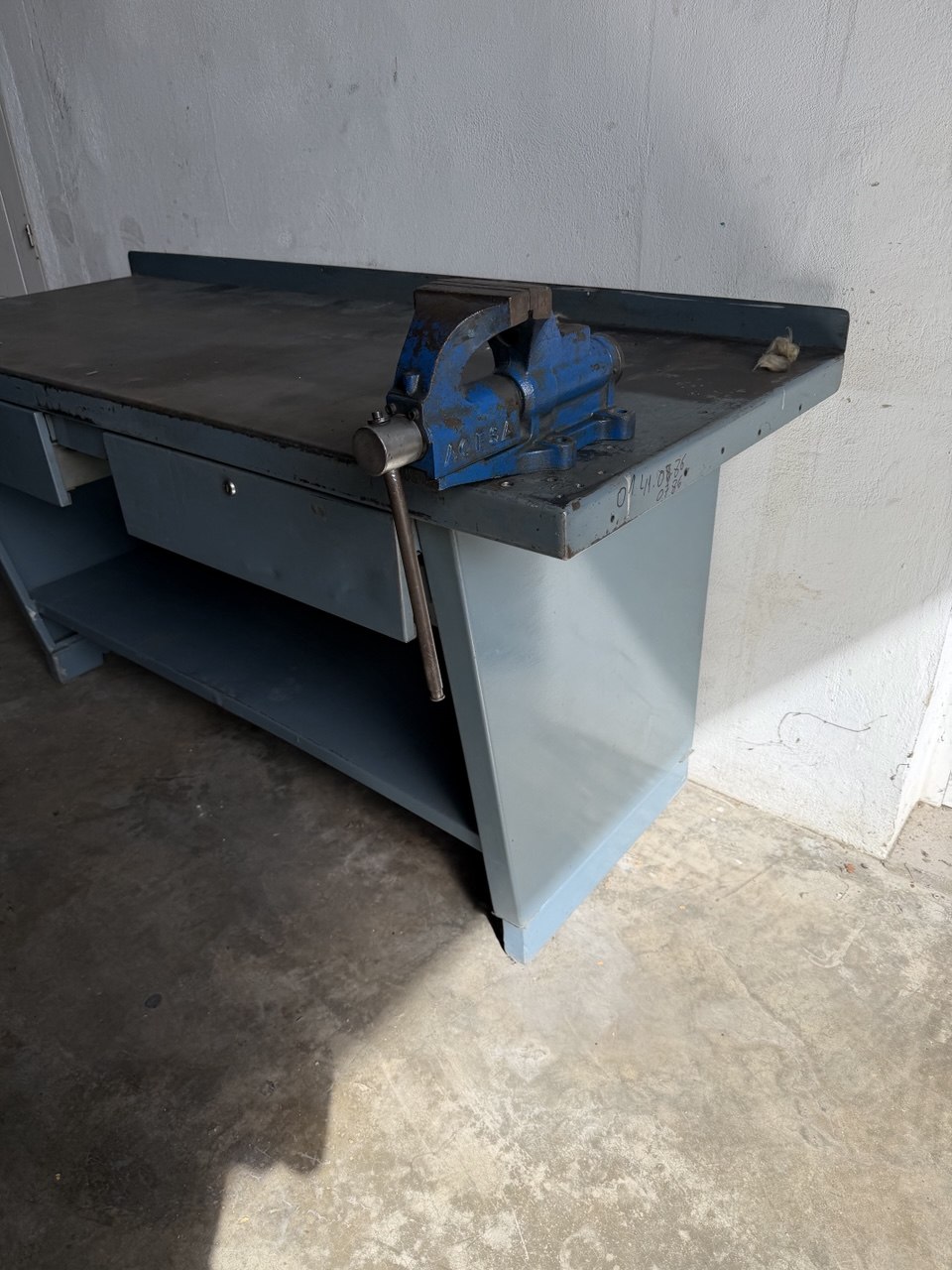 Heco Workbench 1990 mm with Two Drawers and Acesa Bench Vice - Image 4