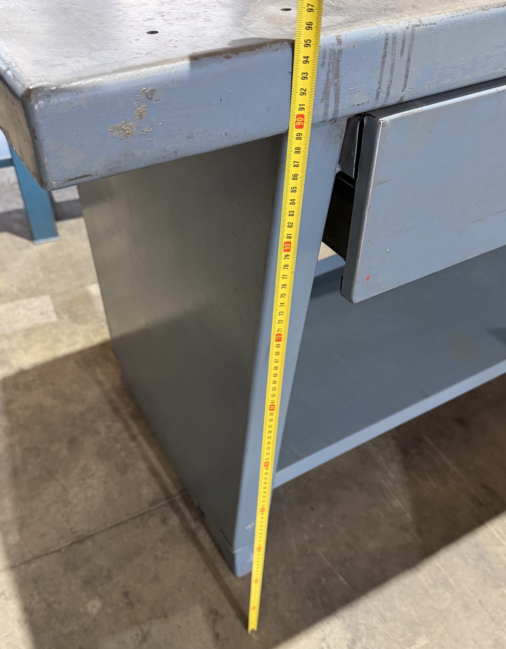 Banco de Trabajo Heco de 2000 mm con 2 Cajones y Tornillo de Banco - Imagen 10