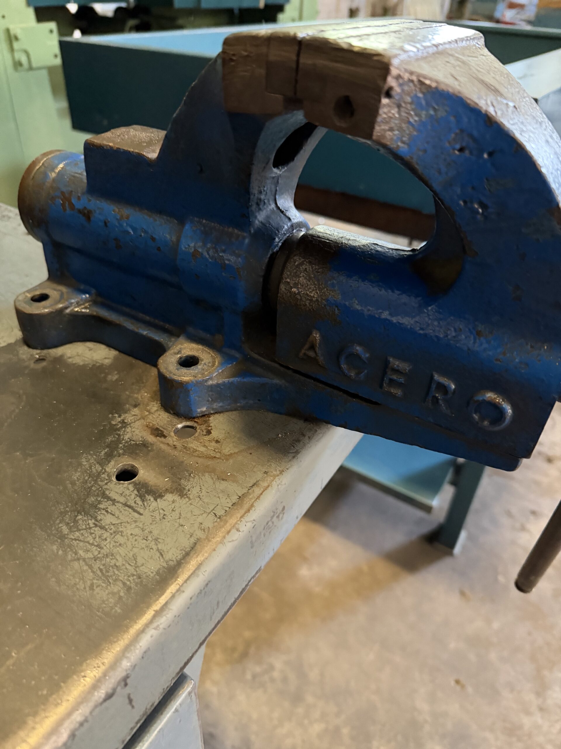 Banco de Trabajo Heco de 2000 mm con 2 Cajones y Tornillo de Banco - Imagen 12