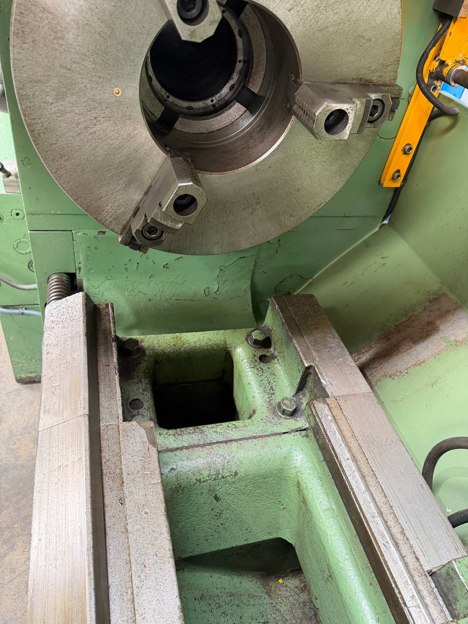 Gurutzpe Super AT 400/2000 Centre Lathe with Digital Readout - Image 7