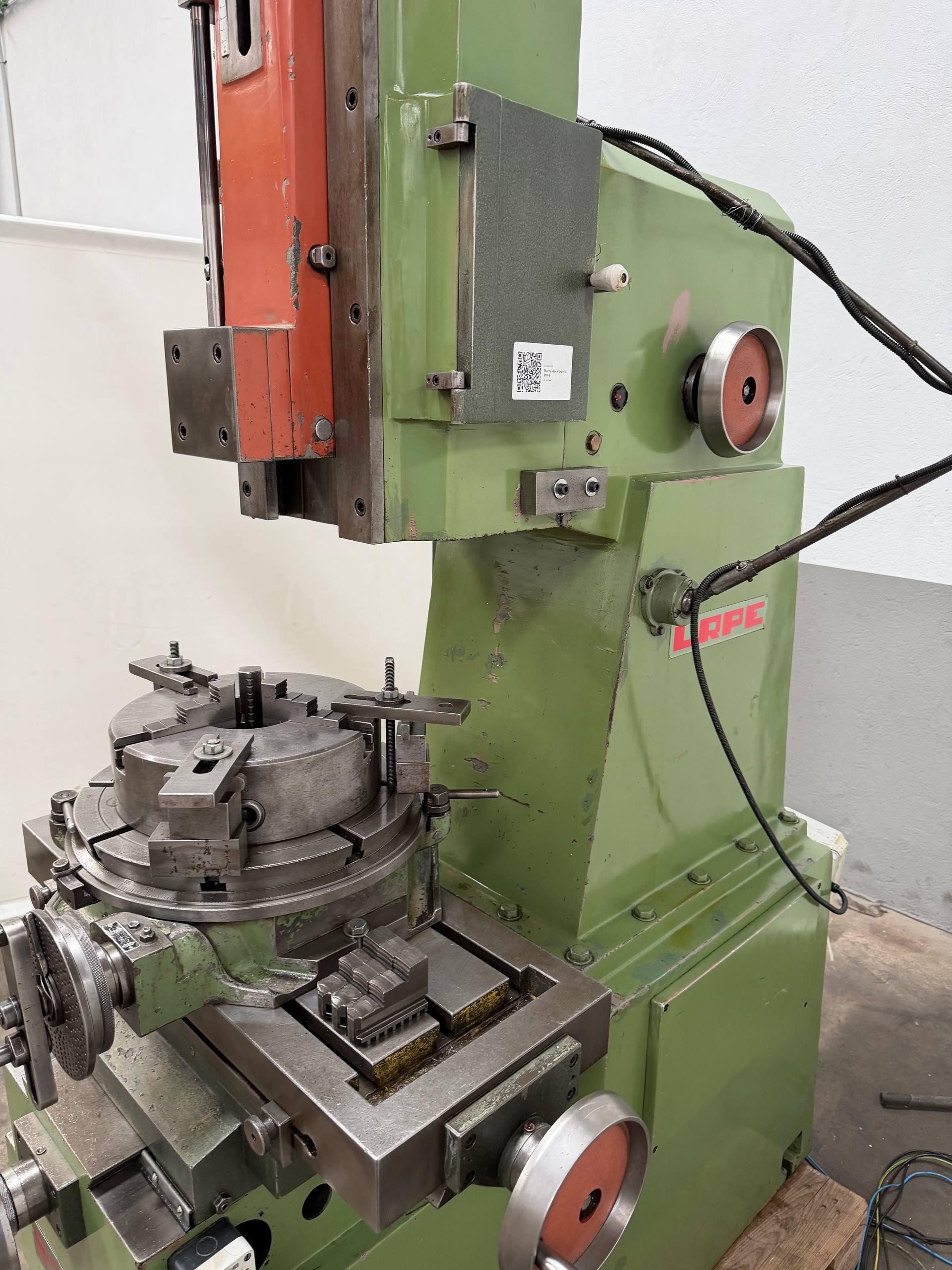 Urpe M-300 G Slotting Machine with Tilting Head and Manual Dividing Head - Image 4