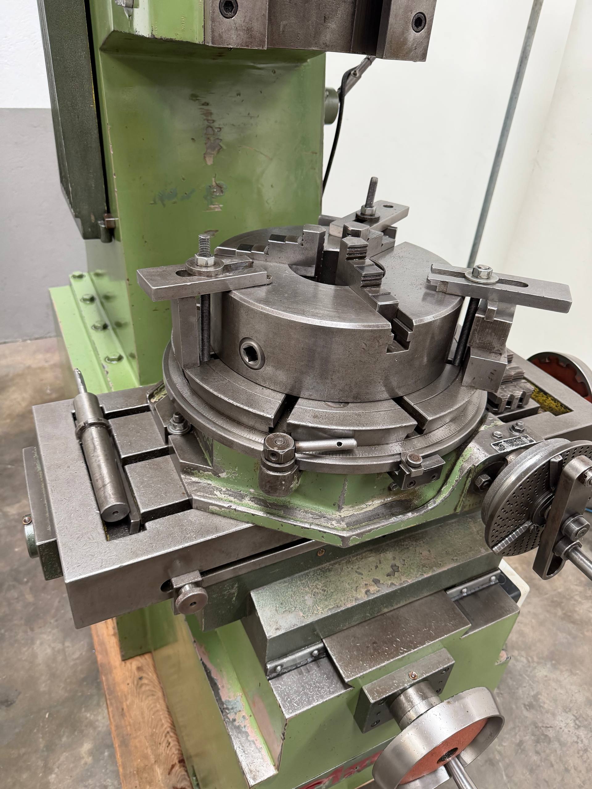 Urpe M-300 G Slotting Machine with Tilting Head and Manual Dividing Head - Image 5