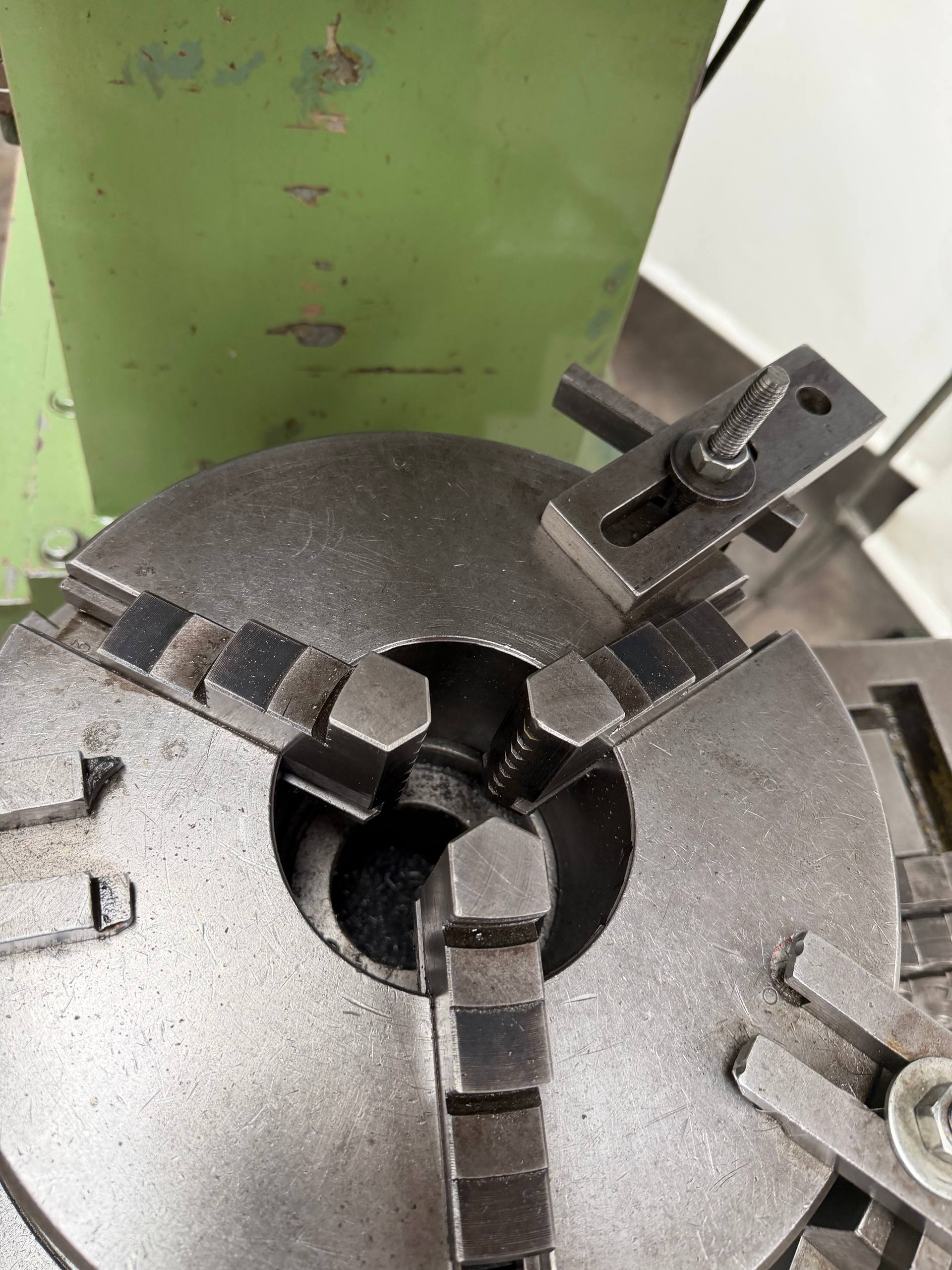 Urpe M-300 G Slotting Machine with Tilting Head and Manual Dividing Head - Image 7