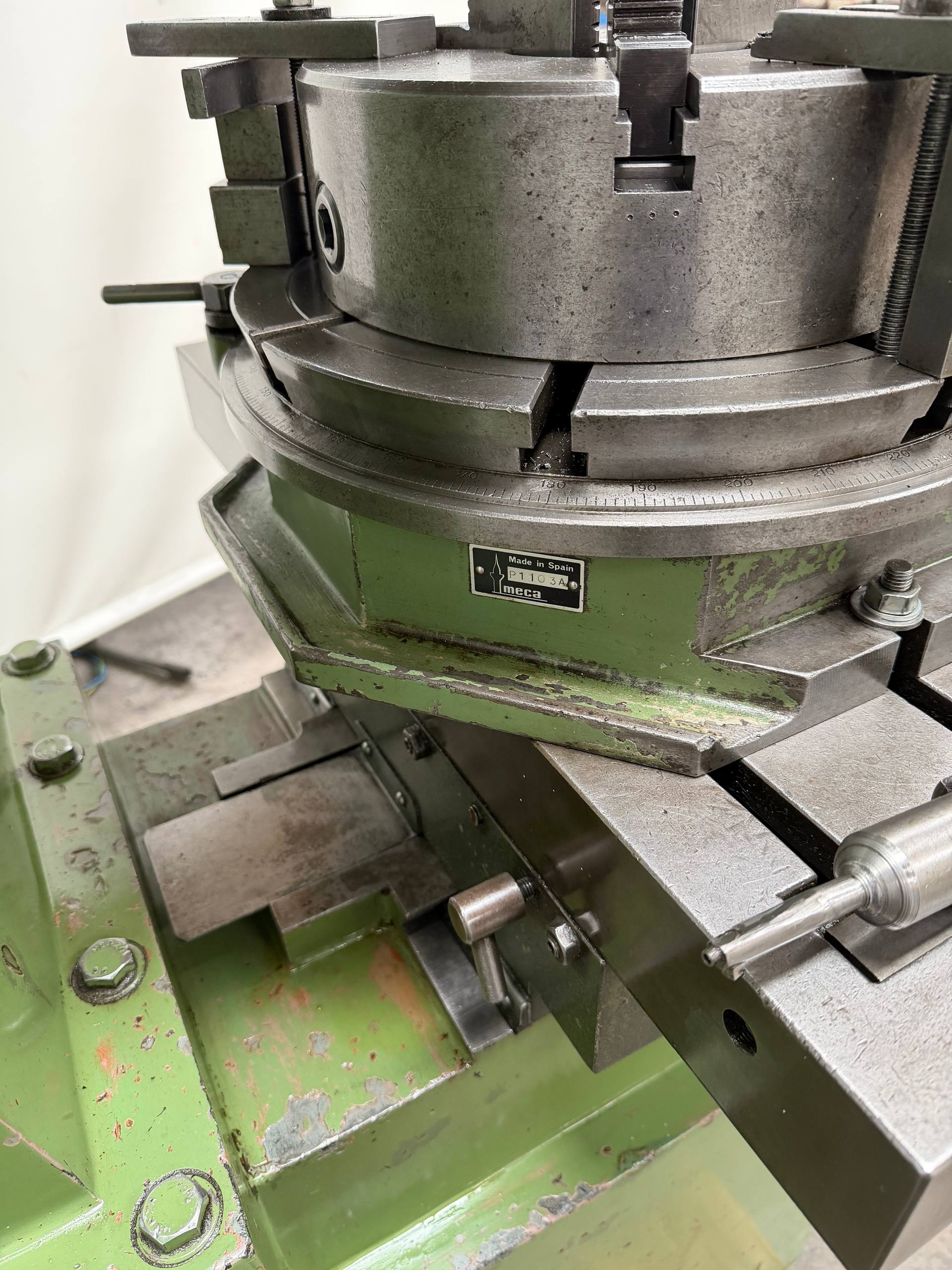 Urpe M-300 G Slotting Machine with Tilting Head and Manual Dividing Head - Image 8