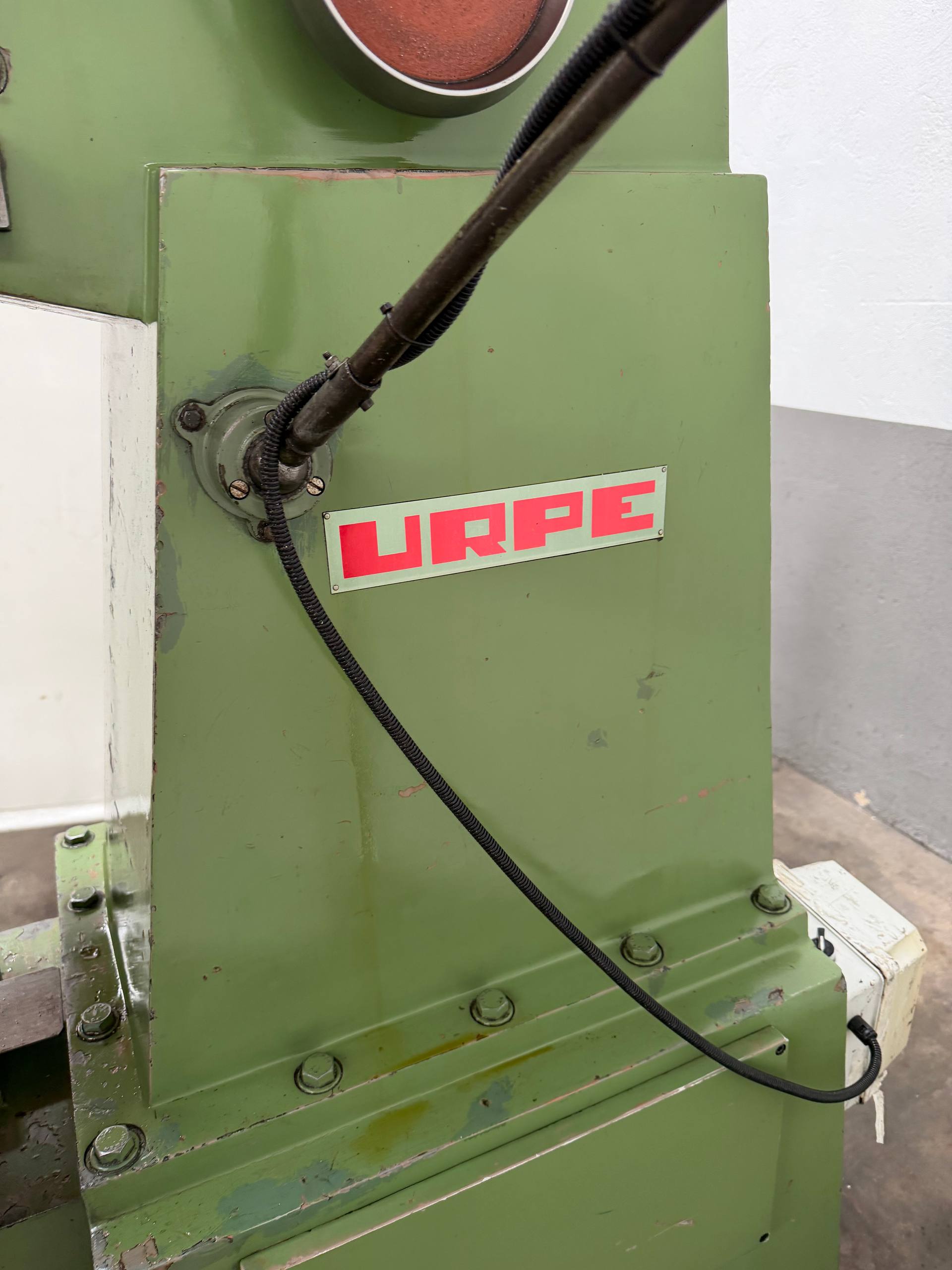 Urpe M-300 G Slotting Machine with Tilting Head and Manual Dividing Head - Image 9