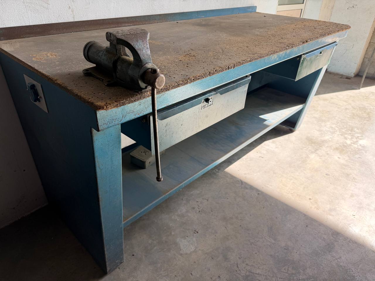 Heco Workbench 2000 mm with Two Drawers and Bench Vice - Image 3