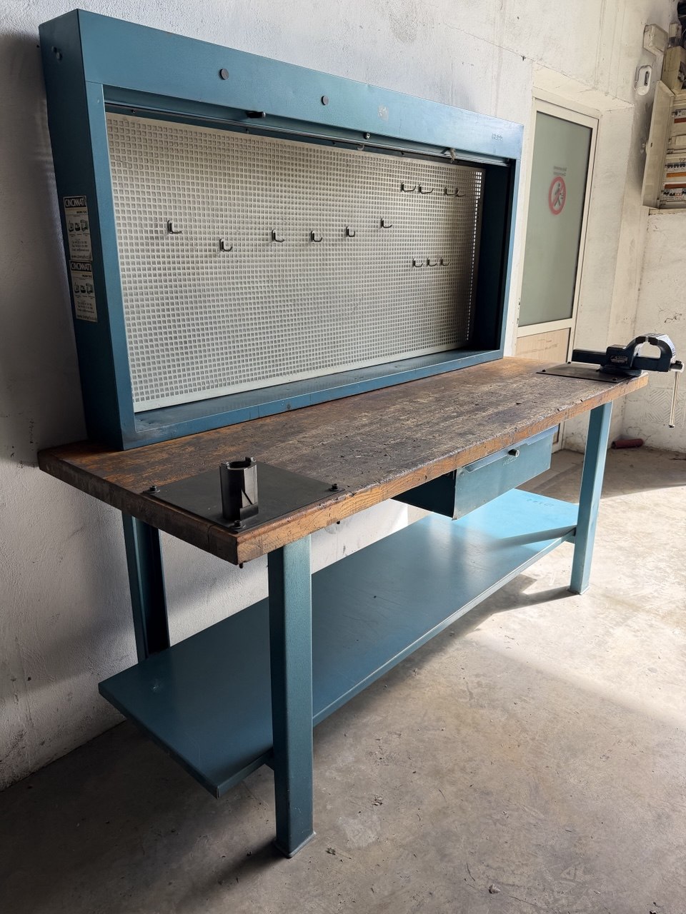Heco Workbench 2000 mm with Tool Cabinet and Acesa Bench Vice - Image 4