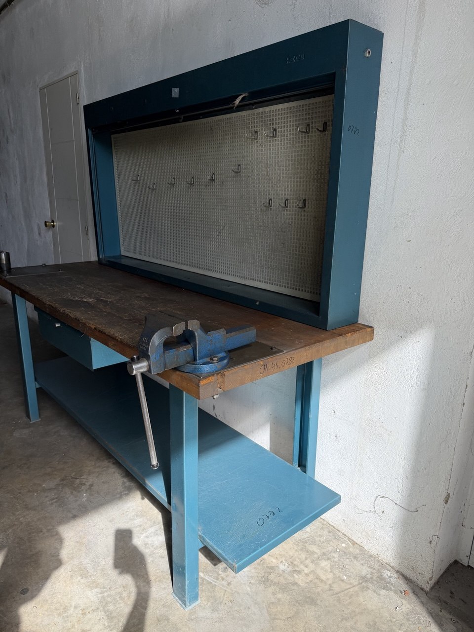 Heco Workbench 2000 mm with Tool Cabinet and Acesa Bench Vice - Image 5